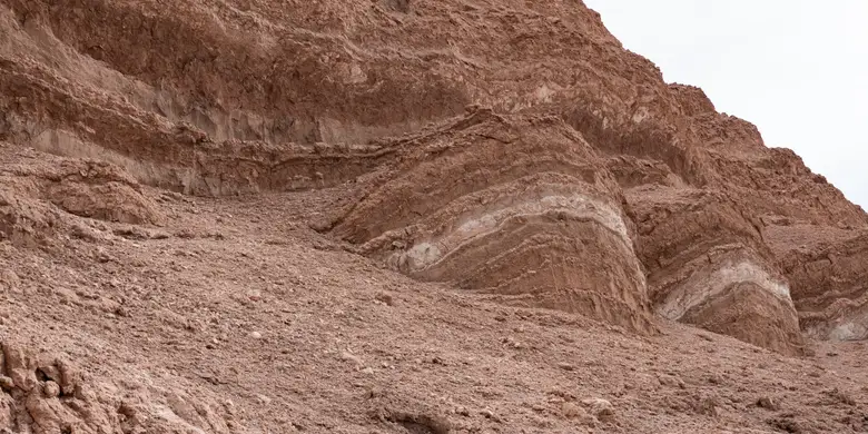 Formaciones de sal y dunas del Valle de la Luna al atardecer, desierto de Atacama