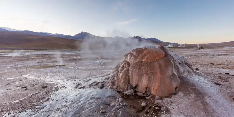 Columnas de vapor en el campo geotérmico de los géiseres del Tatio al amanecer