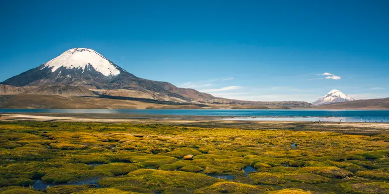 Lago Chungará espejeando los nevados Payachata en el altiplano de Arica y Parinacota