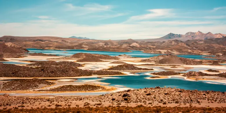 Lagunas de Cotacotani entre campos de lava y volcanes en el Parque Nacional Lauca