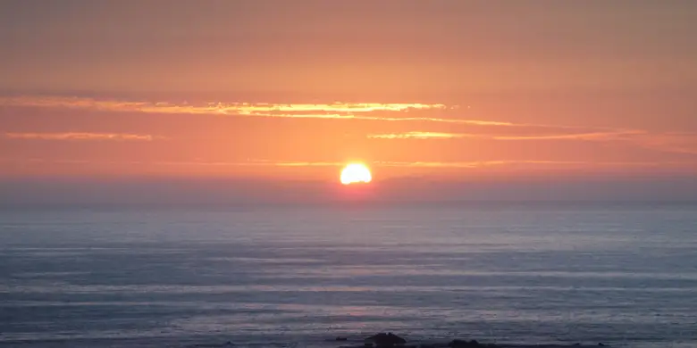 Atardecer sobre el desierto costero del Parque Nacional Llanos de Challe, Región de Atacama