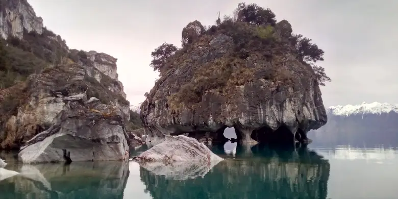 Las paredes de mármol veteado de las Capillas de Mármol sobre el lago General Carrera