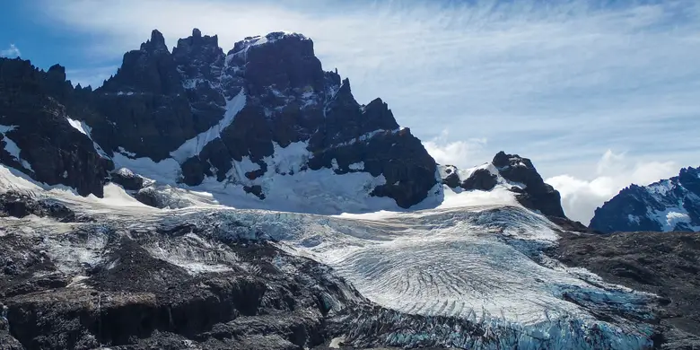 Las agujas del Cerro Castillo y su glaciar colgante en el parque nacional de Aysén