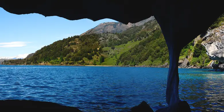 Formación de mármol y agua turquesa del lago General Carrera en panorámica