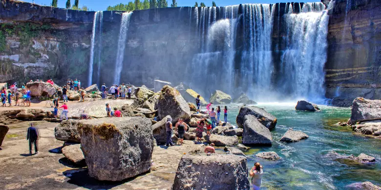 Las cascadas del Salto del Laja precipitándose entre la vegetación, Región del Biobío