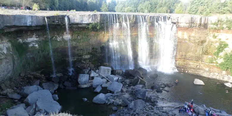 El río Laja cayendo en el Salto del Laja con espuma y rocas oscuras