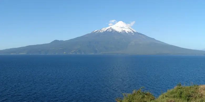 Panorámica del cono nevado del volcán Osorno sobre el lago Llanquihue