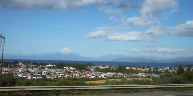 El lago Llanquihue con el volcán Osorno al fondo, Región de Los Lagos