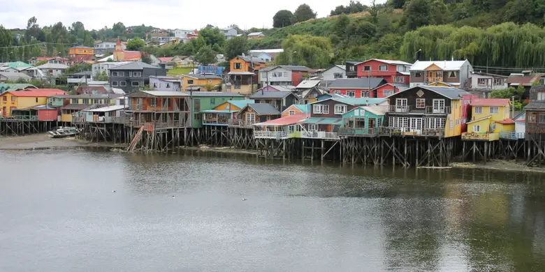 Palafitos de colores sobre el agua en Castro, isla de Chiloé