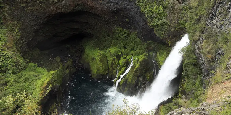 El Salto del Huilo-Huilo cayendo entre la selva valdiviana, Región de Los Ríos