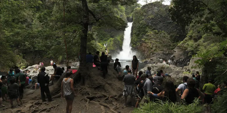 El río de aguas turquesa del Salto del Huilo-Huilo entre bosque siempreverde