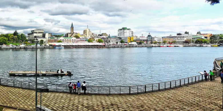 La costanera fluvial de Valdivia a orillas del río, con el puente y la feria