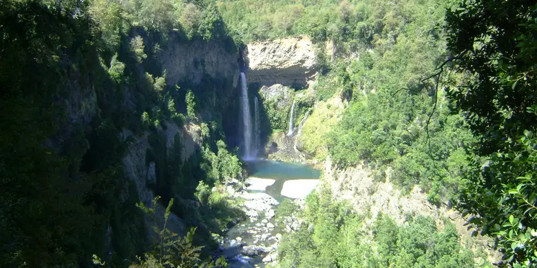 El río Claro cayendo en las pozas de Radal Siete Tazas visto desde el mirador