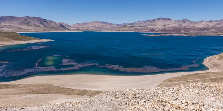La Laguna del Maule entre campos de lava y cumbres de la cordillera andina