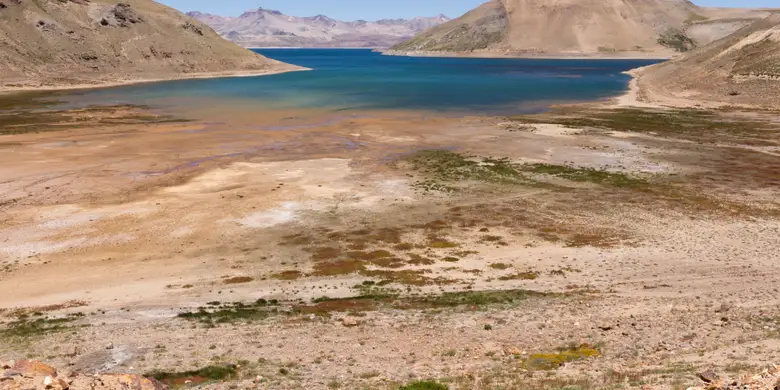 Delta y orillas de la Laguna del Maule en la alta montaña del Maule
