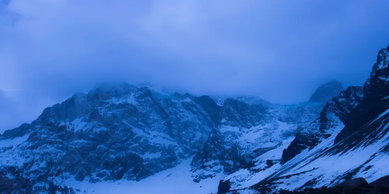 El turquesa embalse El Yeso rodeado de cumbres andinas en el Cajón del Maipo