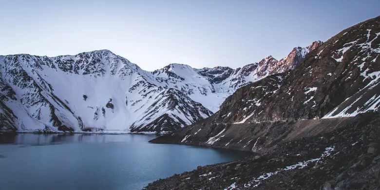 El embalse El Yeso y la alta cordillera de los Andes al oriente de Santiago