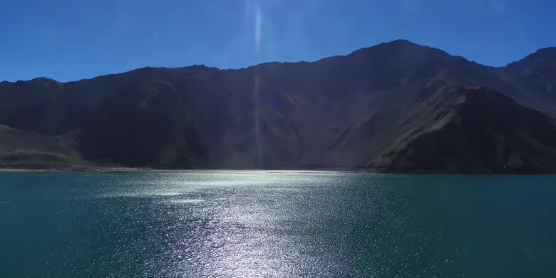 Valle de montaña del Cajón del Maipo con el río y los cerros nevados