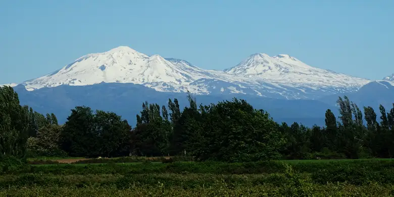La ciudad de Chillán con el macizo nevado de los Nevados de Chillán al fondo