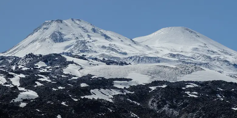 Panorámica del cordón volcánico de los Nevados de Chillán cubierto de nieve