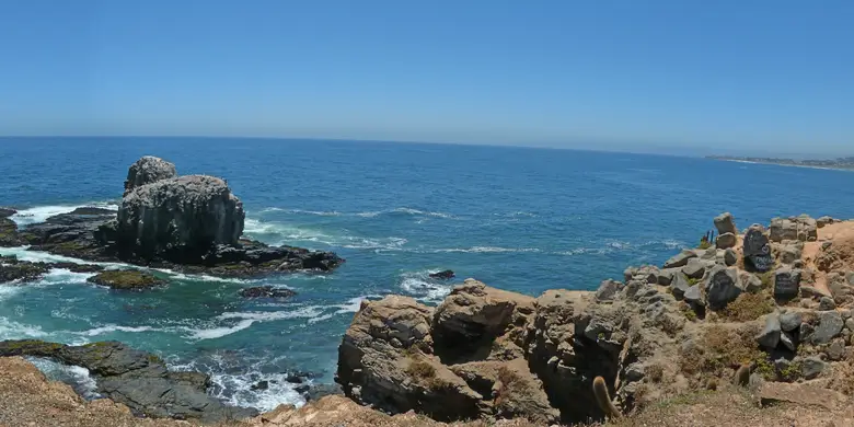 Panorámica de los roqueríos y acantilados de Punta de Lobos en Pichilemu