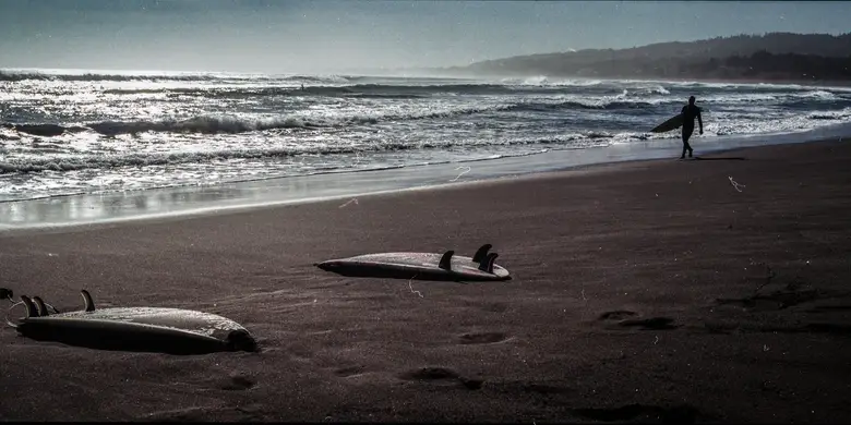 Olas rompiendo junto a los islotes de Punta de Lobos, meca del surf en Pichilemu