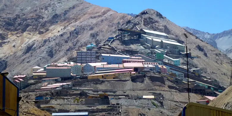 El pueblo minero de Sewell con sus casas de colores trepadas en la montaña