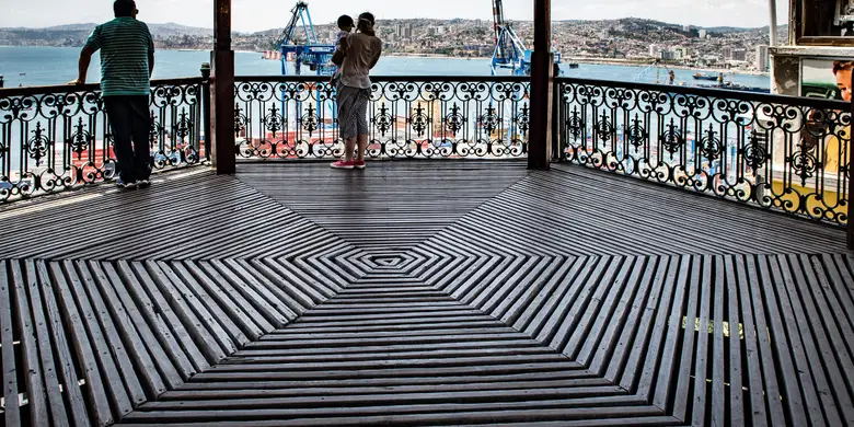 Casas de colores apiñadas en los cerros de Valparaíso vistas desde lo alto