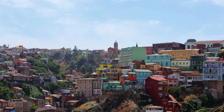 Panorámica de la bahía de Valparaíso con la ciudad trepando los cerros