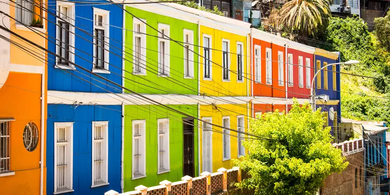 Fachadas de colores intensos en una ladera de Valparaíso