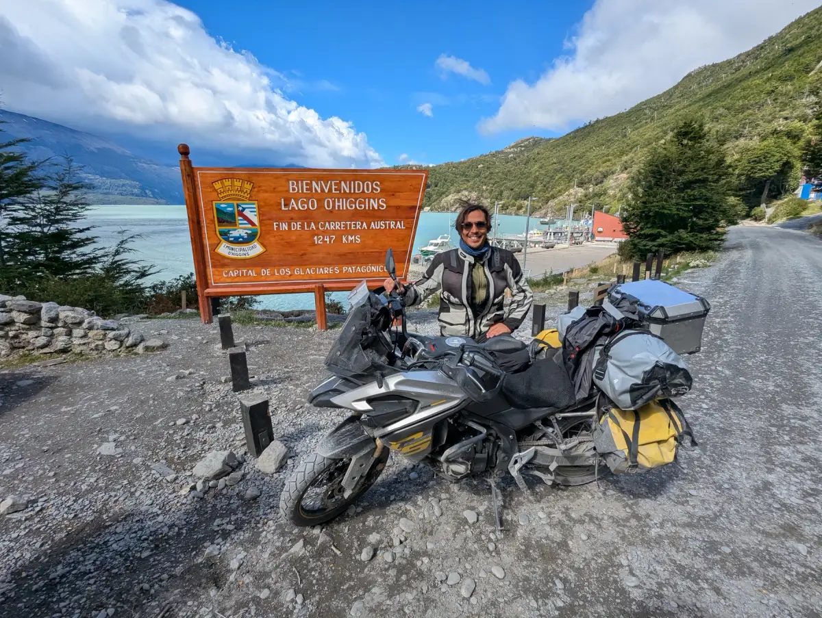 José Manuel junto a su motocicleta en el final de la Carretera Austral, Lago O'Higgins