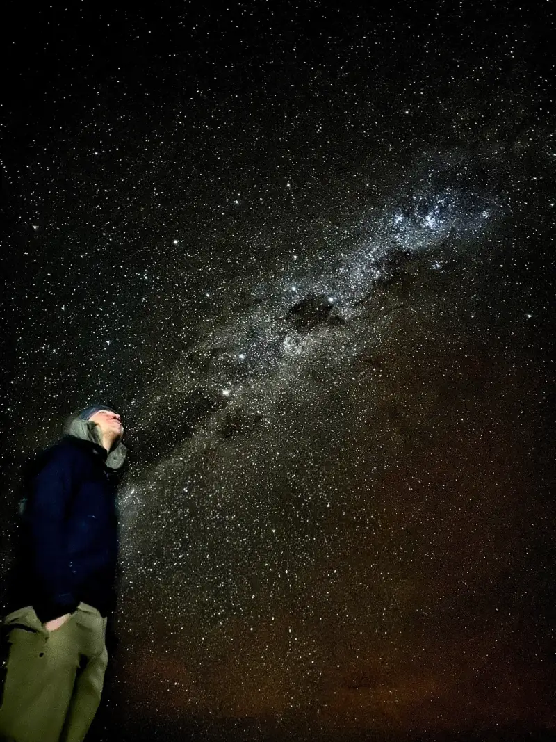 José Manuel observando la Vía Láctea bajo un cielo nocturno de Chile