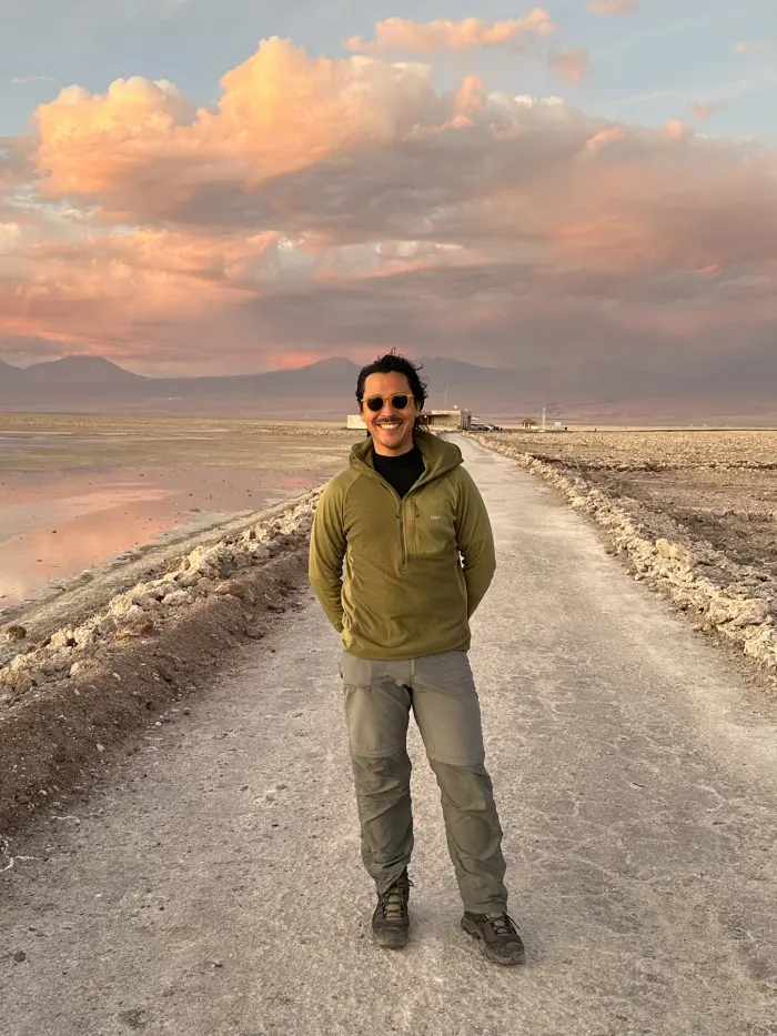 José Manuel en un camino del norte de Chile bajo un cielo de atardecer