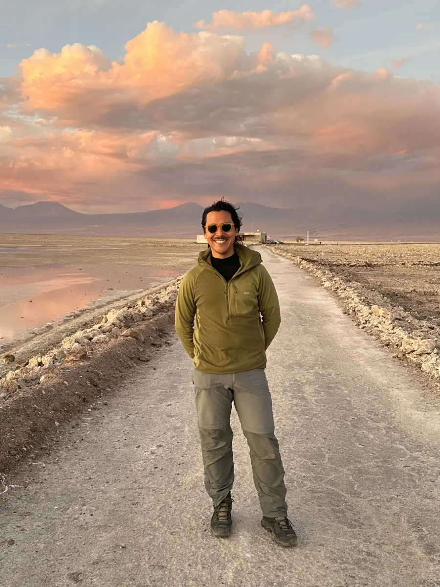 José Manuel en un camino del norte de Chile bajo un cielo de atardecer