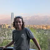 Retrato de José Manuel con Santiago y la cordillera al fondo