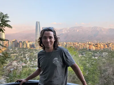 Retrato de José Manuel con Santiago y la cordillera al fondo