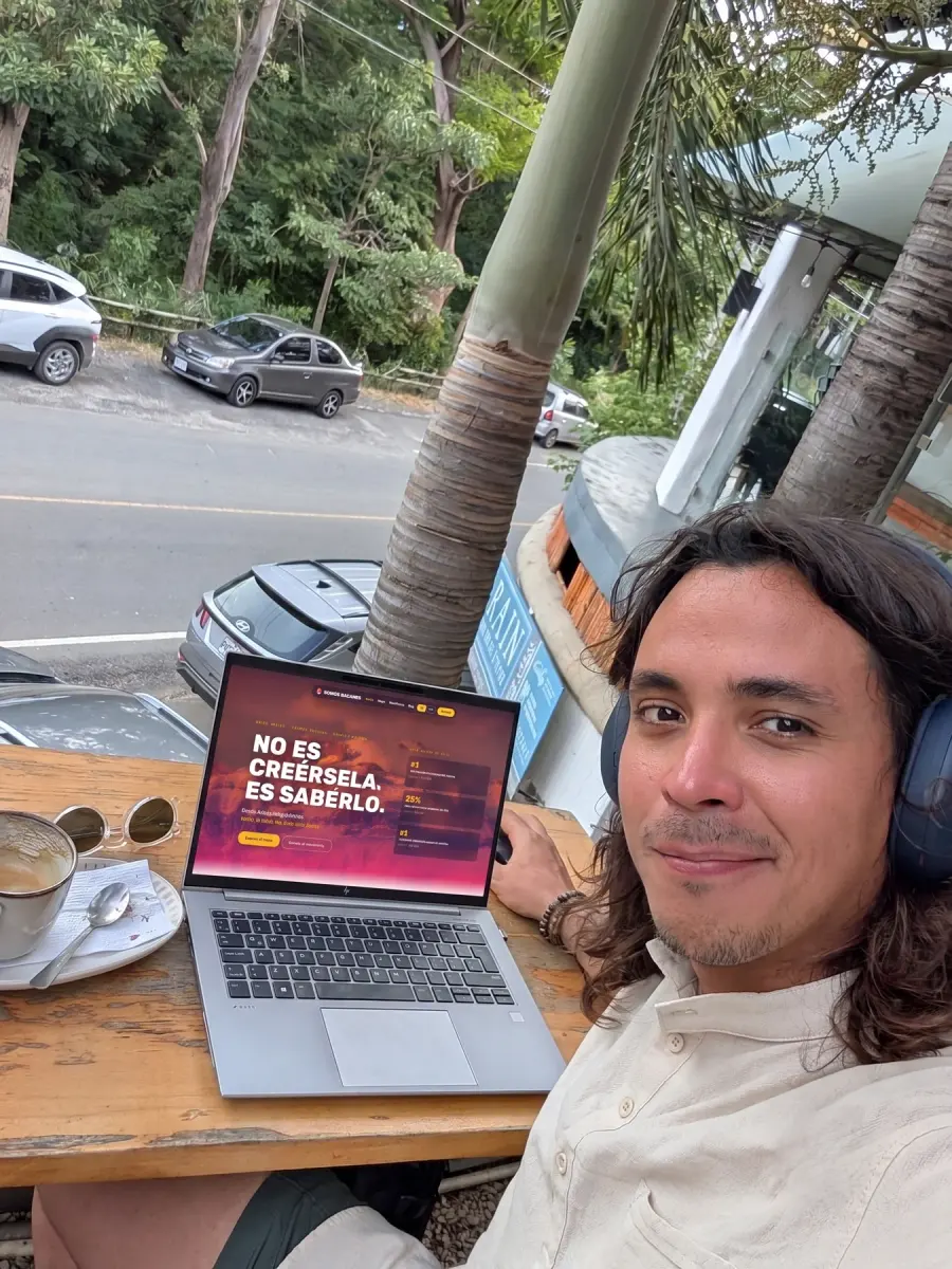 José Manuel trabajando en Somos Bacanes desde un computador fuera de Chile