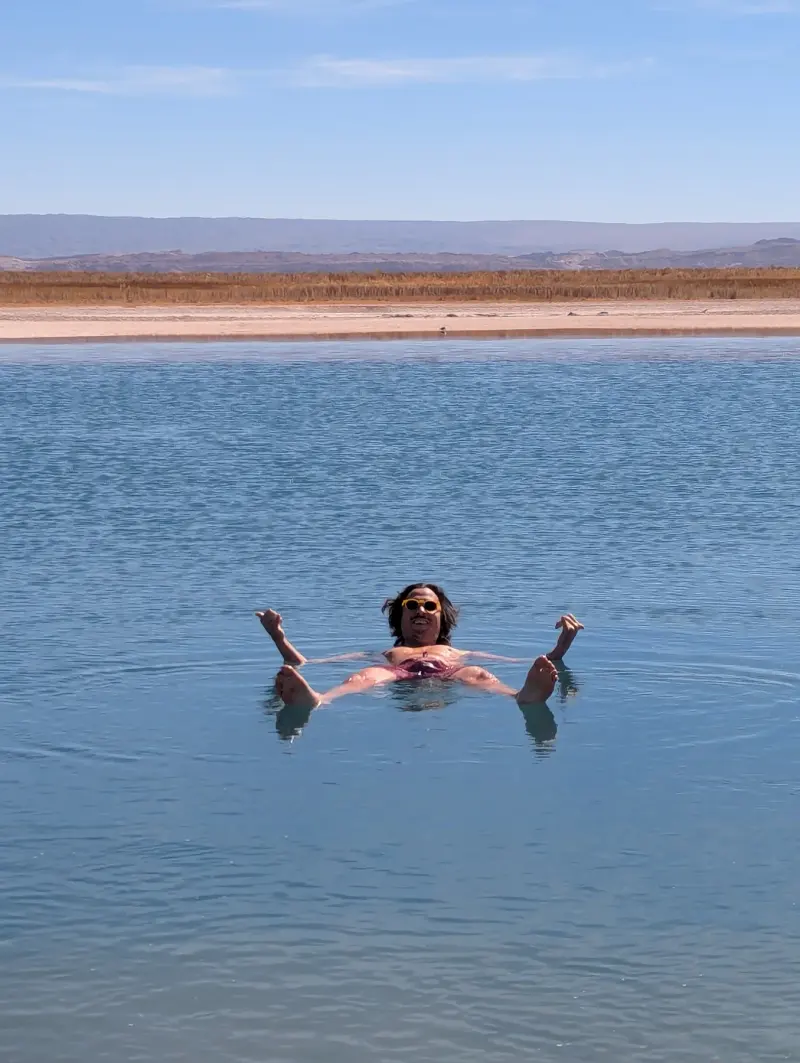 José Manuel flotando en una laguna del norte de Chile