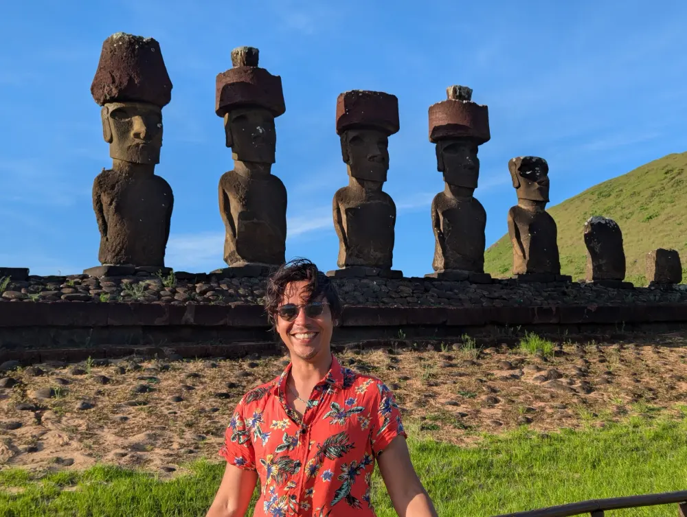 José Manuel frente a los moáis de Rapa Nui